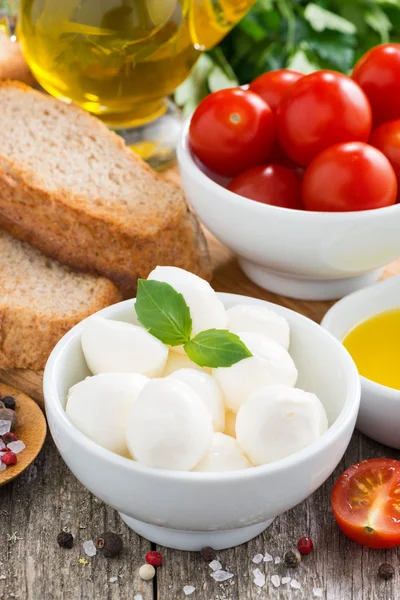 Färsk mozzarella och ingredienser för en sallad, vertikal, närbild — Stockfoto