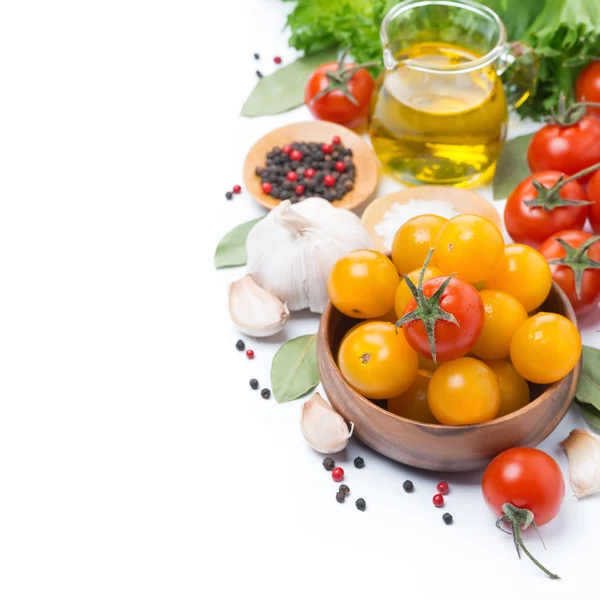 Žlutá a červená cherry rajčata, olivový olej a koření, izolované — Stock fotografie