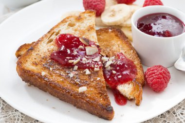 Tatlı kahvaltı - ahududu, muz ve reçel ile tost