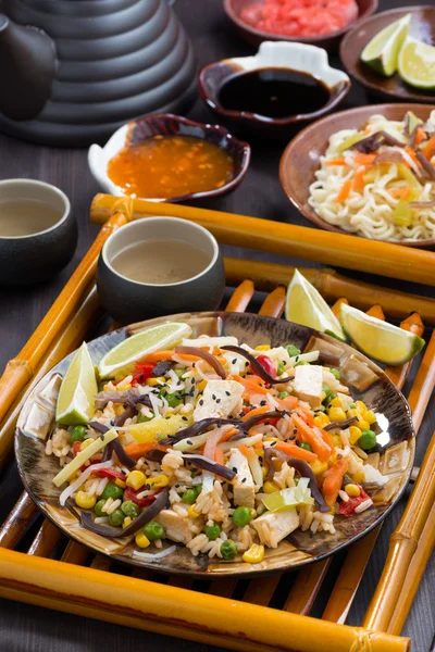 Gebratener Reis mit Tofu und Gemüse im asiatischen Stil, vertikal — Stockfoto