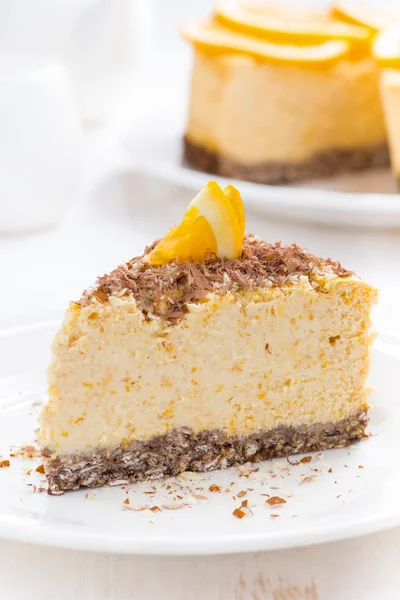 Pedazo de pastel de queso naranja en un plato, vertical, primer plano —  Fotos de Stock