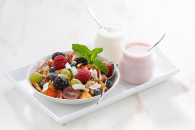 meyve salatası ve Beyaz ahşap bir masa üzerinde çeşitli yoğurt