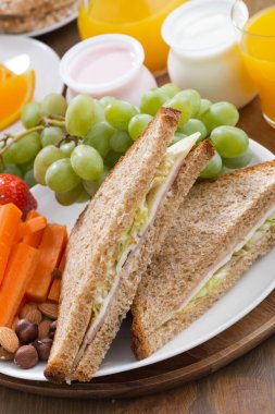 sandviç, içecekler ve meyve, dikey, yakın çekim ile öğle yemeği