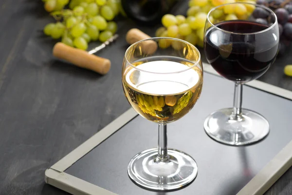 Bakgrund med glas rött och vitt vin — Stockfoto