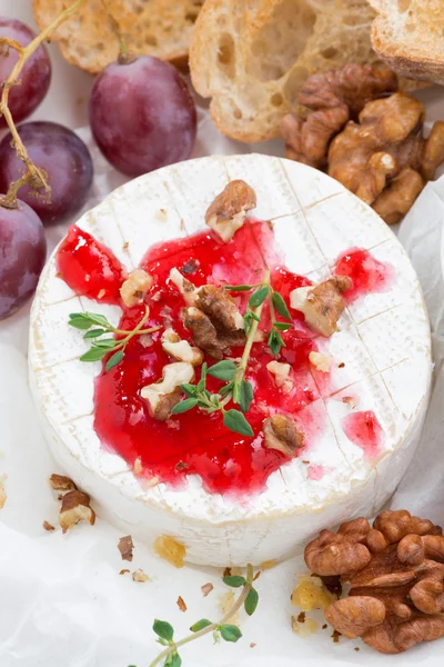 Camembert с ягодным вареньем, вертикальный, вид сверху — стоковое фото