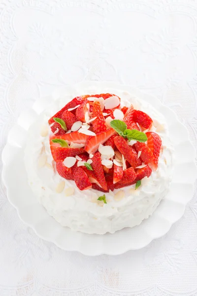 Delicious cake with whipped cream and strawberries, vertical — Stock Photo, Image