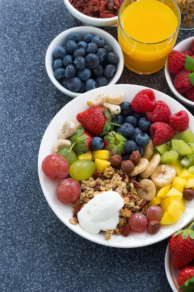 Livsmedel för en hälsosam frukost - färska bär, frukter, nötter — Stockfoto