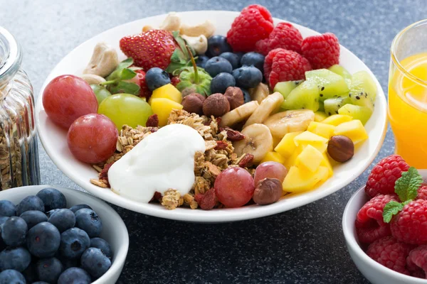 Свежие продукты для здорового завтрака - ягоды, фрукты, орехи — стоковое фото