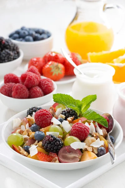 Ensalada de frutas en un tazón y varios yogures, vertical — Foto de Stock