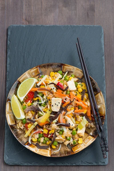 Stekt ris med tofu, grönsaker, vertikal, top Visa — Stockfoto