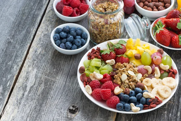 Інгредієнти для здорового сніданку - ягоди, фрукти, мюслі — стокове фото