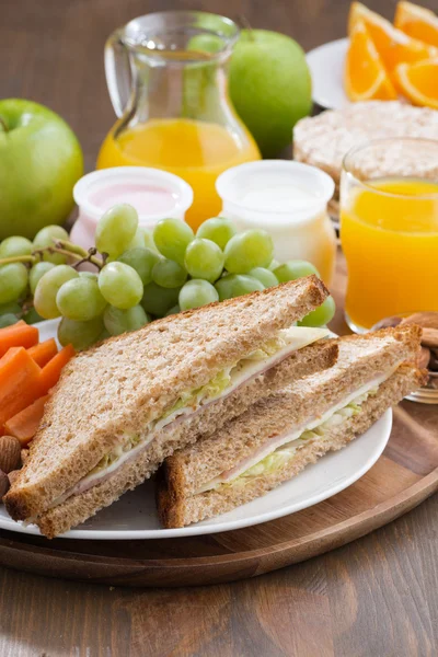 Lunch med smörgåsar, drycker och färsk frukt, vertikal — Stockfoto