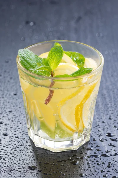 Menta limonádé egy sötét háttér, függőleges — Stock Fotó