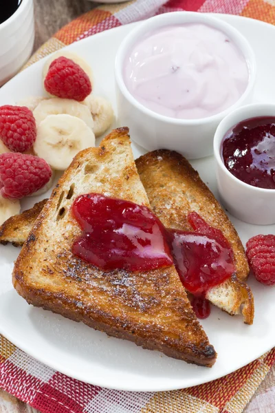 Süße Toasts mit frischen Himbeeren, Marmelade und Joghurt zum Frühstück — Stockfoto