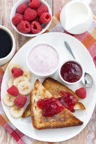 Sweet toasts with fresh raspberry, jam and yoghurt, top view — Stockfoto