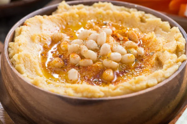 Hummus traditionnel dans un bol — Photo