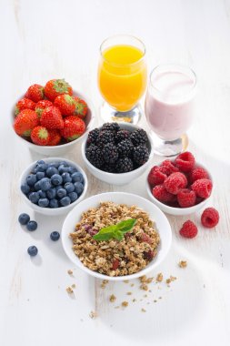 Beyaz ahşap zemin üzerinde lezzetli ve sağlıklı bir kahvaltı