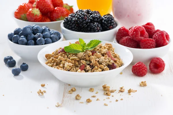 Вкусный и здоровый завтрак с ягодами — стоковое фото