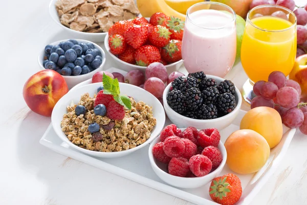 Läcker och hälsosam frukost med frukt, bär och spannmål — Stockfoto