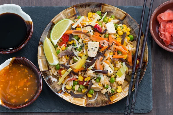 Fried rice with tofu and vegetables, top view, close-up — 图库照片