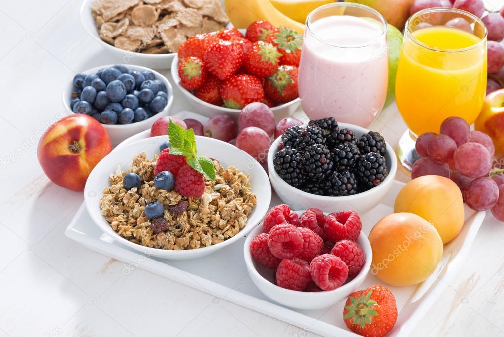 Delicious and healthy breakfast with fruits, berries and cereal 