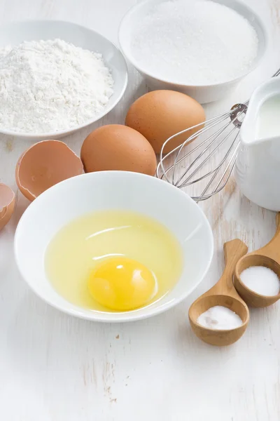 Ingrediënten voor het bakken op een witte houten tafel — Stockfoto