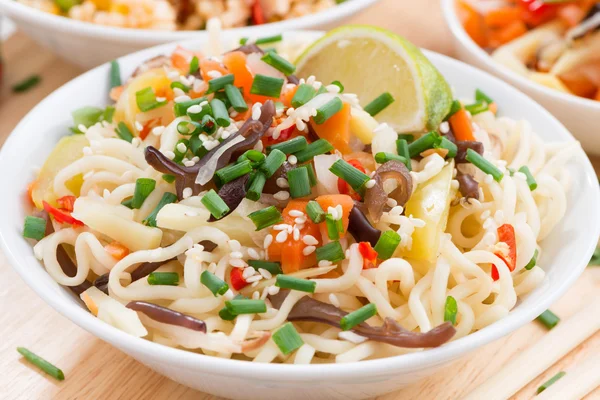 Noodles with vegetables and greens — 스톡 사진