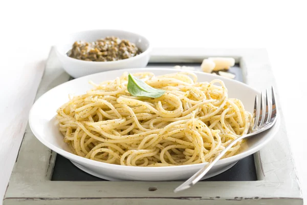 Тарілка спагетті з песто — стокове фото