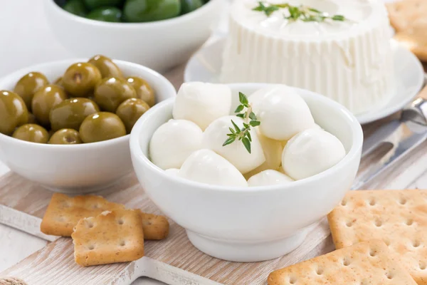 Soft cheeses, crackers and pickles — Stock Photo, Image