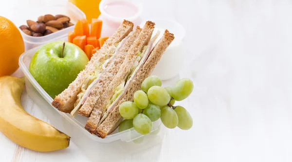 Obiad w szkole z kanapki i owoców — Zdjęcie stockowe