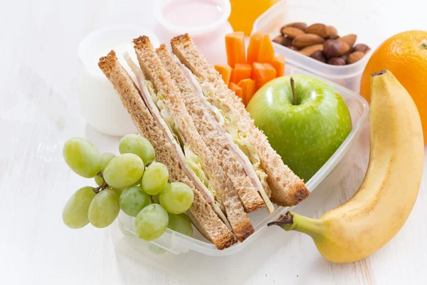 School lunch met broodjes en fruit, close-up — Stockfoto