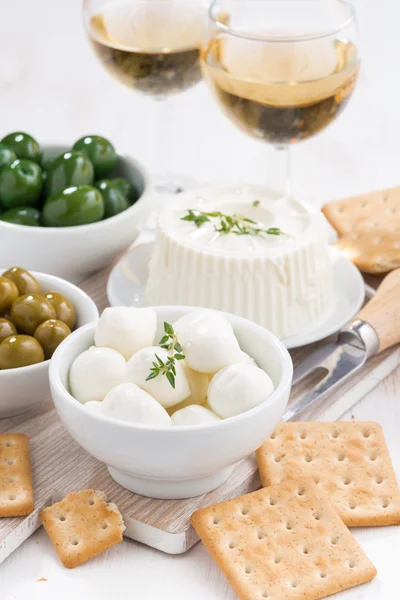 Soft cheeses, crackers and pickles for wine — Stock Photo, Image