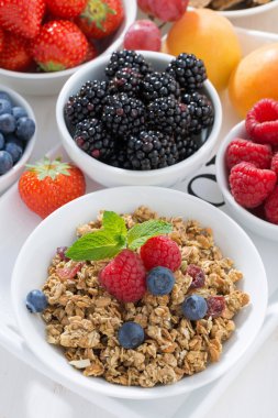 Lezzetli ve sağlıklı bir kahvaltı meyve, çilek ve Mısır gevreği ile