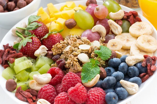 Egy egészséges reggeli - bogyók, gyümölcs és gabona termékek — Stock Fotó