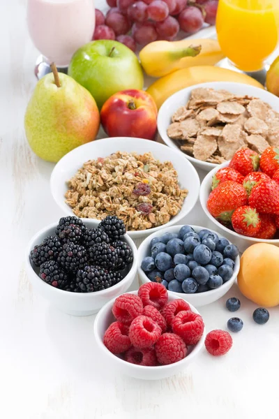 Taze meyveler, meyve ve ahşap masa günü kahvaltıda müsli — Stok fotoğraf
