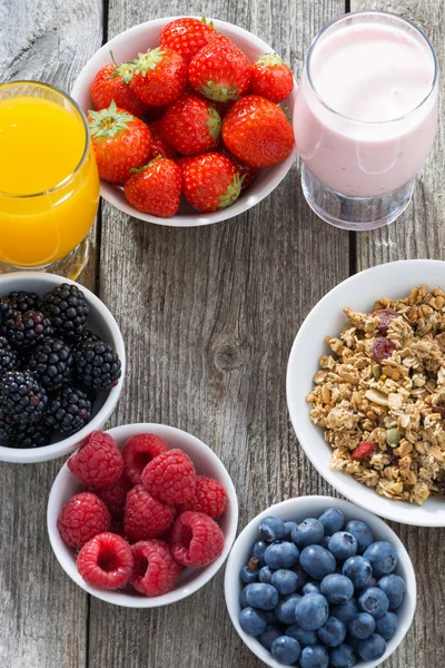 Hälsosam frukost med bär på trä bakgrund, ovanifrån — Stockfoto