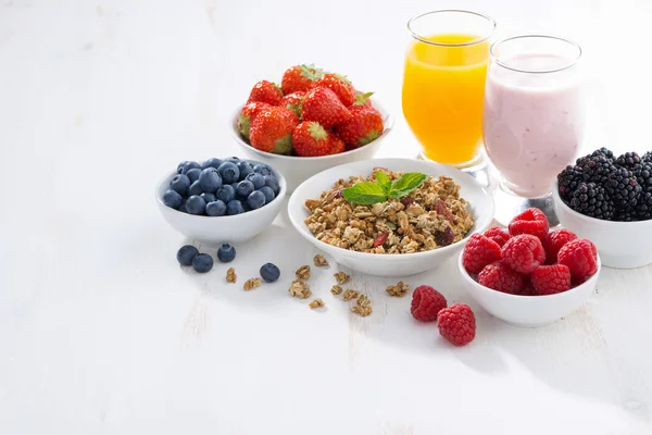 Delicious and healthy breakfast on white wooden background — Stock Photo, Image