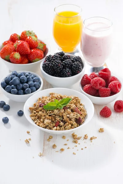 Delicioso y saludable desayuno sobre fondo de madera blanca — Foto de Stock