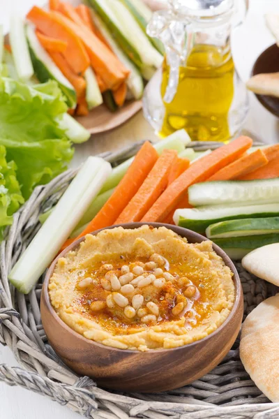 Hummus with pita bread and fresh vegetables — Stock Photo, Image