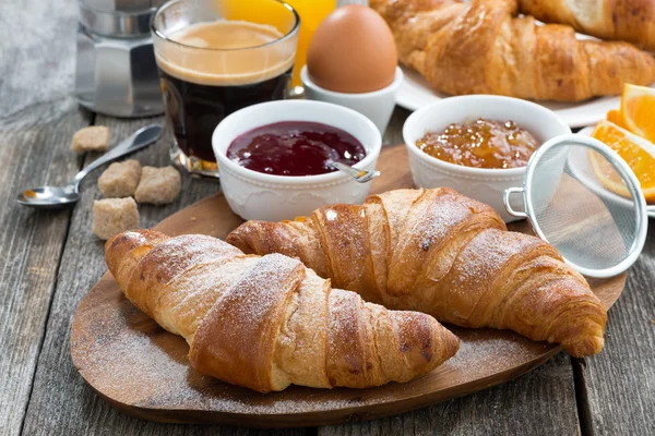 Delicioso café da manhã com croissants frescos — Fotografia de Stock