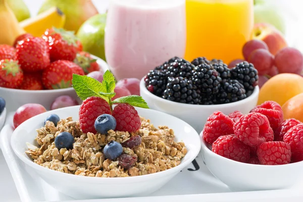 Finom és egészséges reggelit, gyümölcsök, bogyók, gabona — Stock Fotó