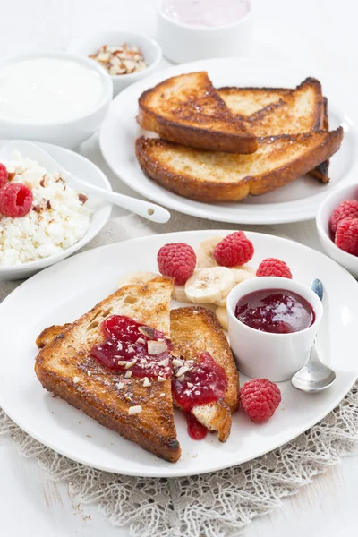 Sweet breakfast - crispy toasts with fresh raspberries, banana — Stock Photo, Image