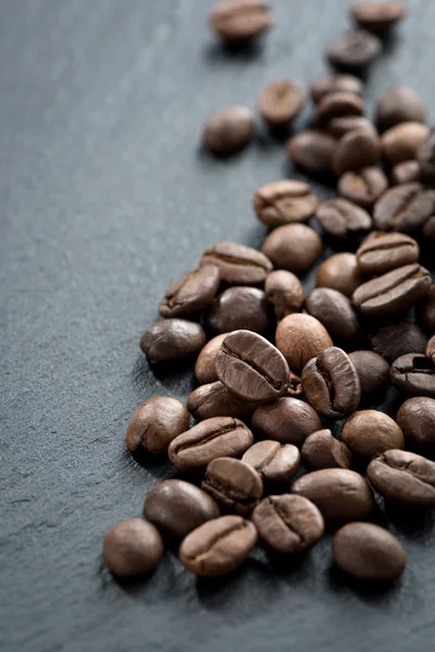 Roasted coffee beans on a dark background, vertical — Stock Photo, Image