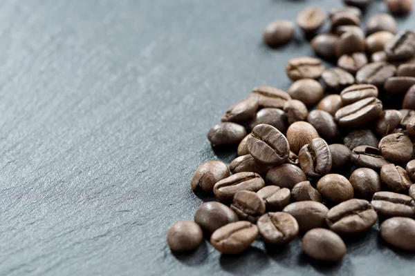 Roasted coffee beans on a dark background — Stock Photo, Image