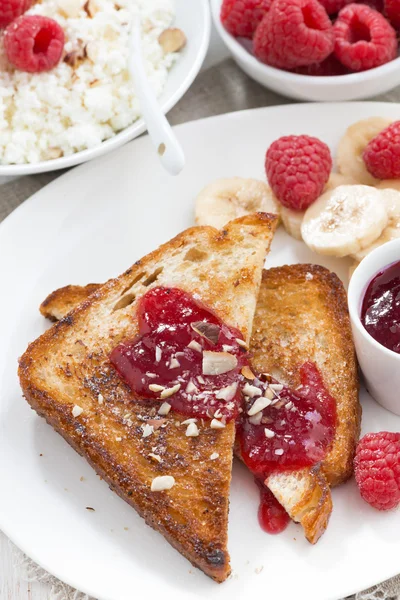 Сладкий завтрак - хрустящие тосты со свежей малиной, бананом — стоковое фото