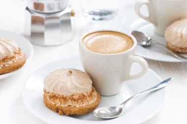 taze cappuccino ve beyaz masada kek
