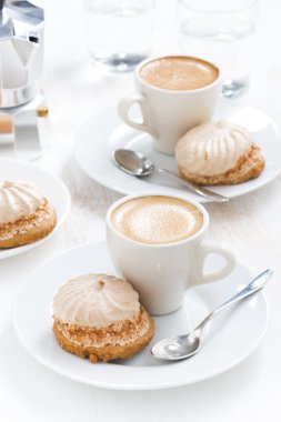 taze cappuccino ve kek, dikey