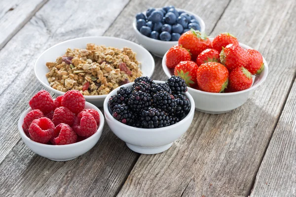 Garden berries and muesli on wooden background, horizontal — Stock Photo, Image