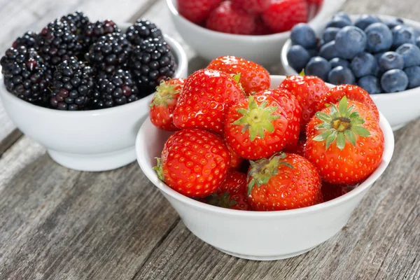 Fresas en un tazón y bayas frescas de jardín — Foto de Stock