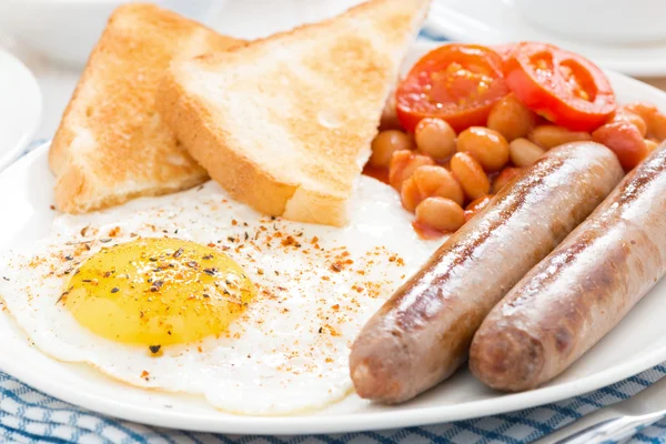 Traditional English breakfast with sausages, close-up — Stok fotoğraf